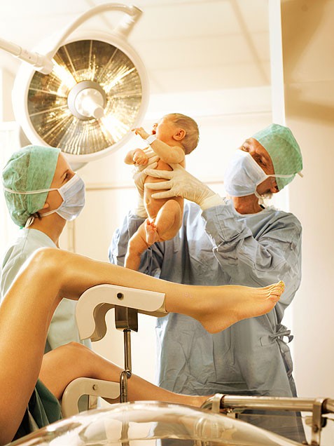 Wanita Hamil Koma Selama Tujuh Bulan, Namun Bayinya Berhasil Lahir dengan Selamat